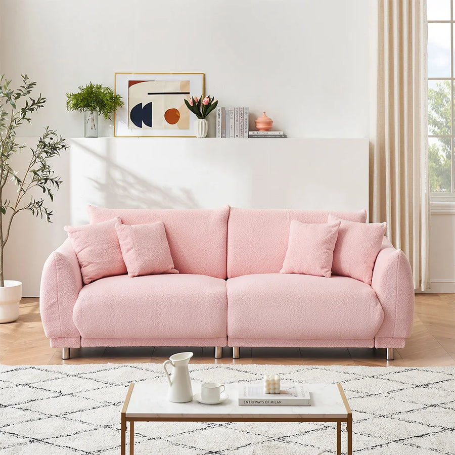 Canapé en polaire Teddy de 86,6 pouces avec quatre coussins, pieds en métal, s'intègre confortablement dans une chambre d'appartement sans prendre de place.